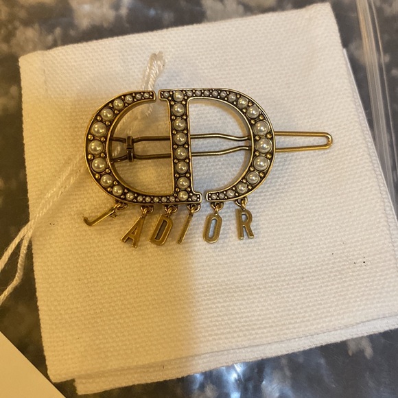 Dior 30 MONTAIGNE BROOCH Antique Gold-Finish Metal and White Resin Pearls - Picture 2 of 6